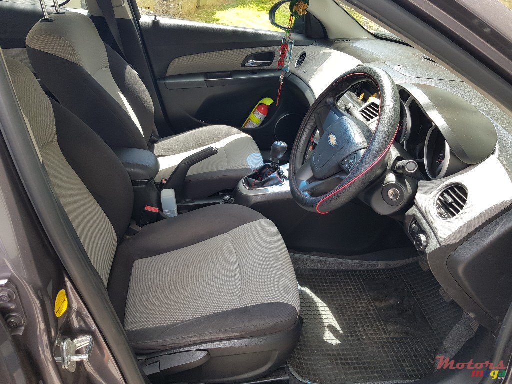 2011' Chevrolet Cruze photo #5