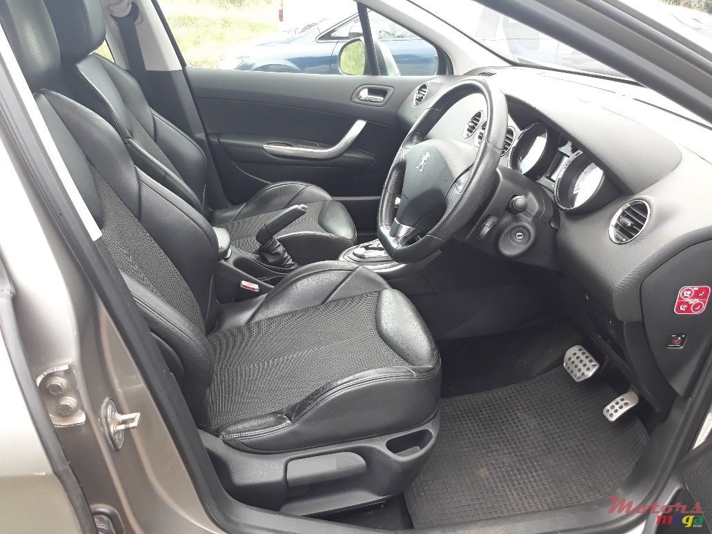 2011' Peugeot 308 Automatic & Panoramic! photo #4