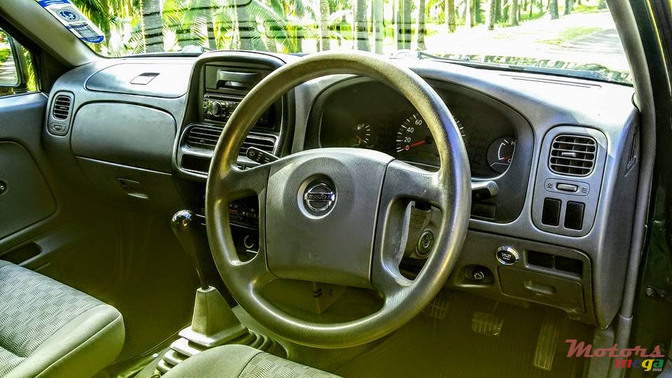 2006' Nissan Navara 2.7D Japan photo #4