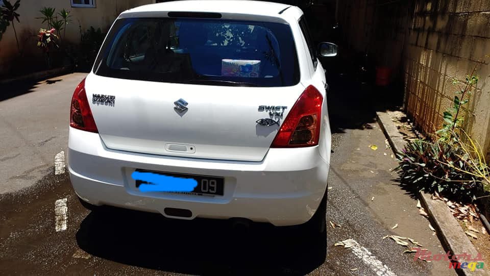2009' Suzuki Swift photo #3