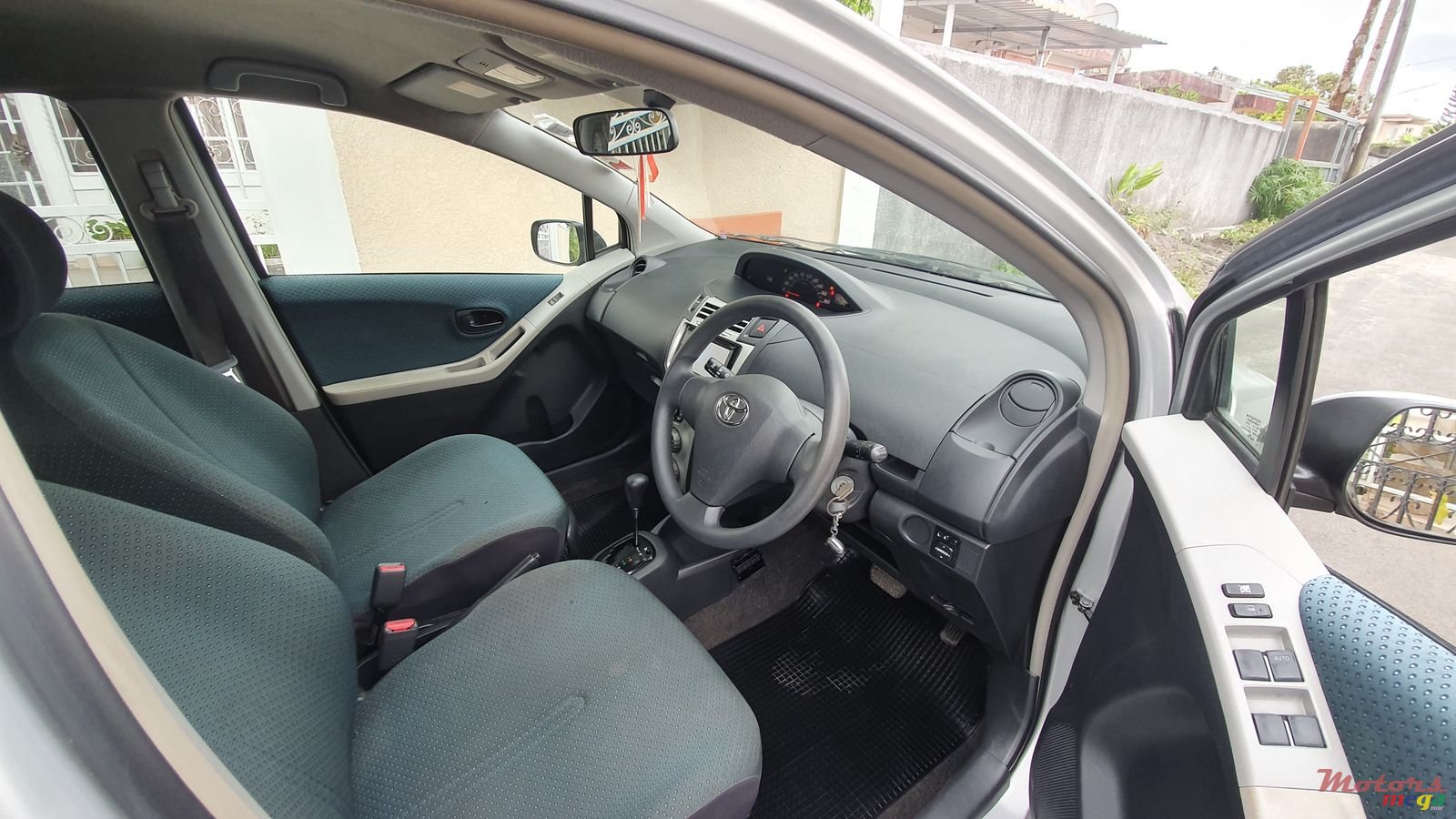 2005' Toyota Vitz photo #5