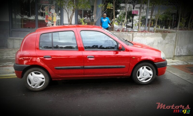 2001' Renault Clio photo #2