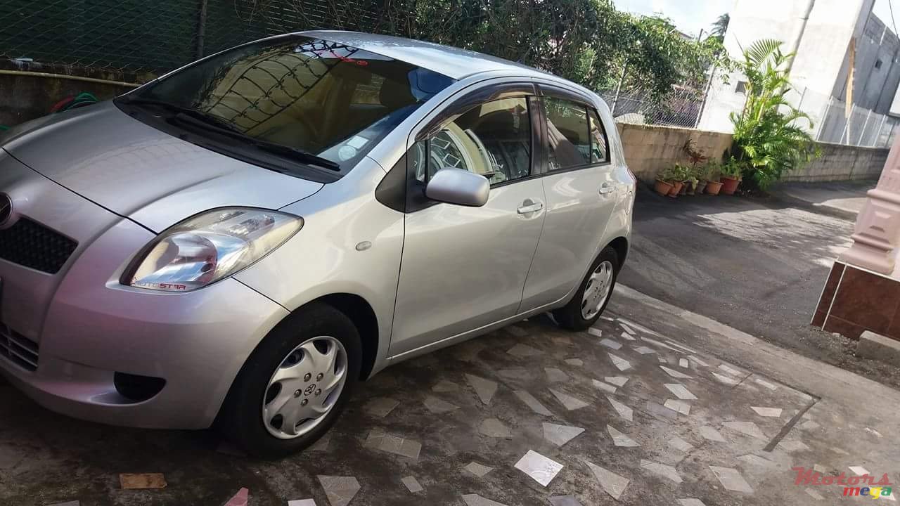 2006' Toyota Vitz photo #1