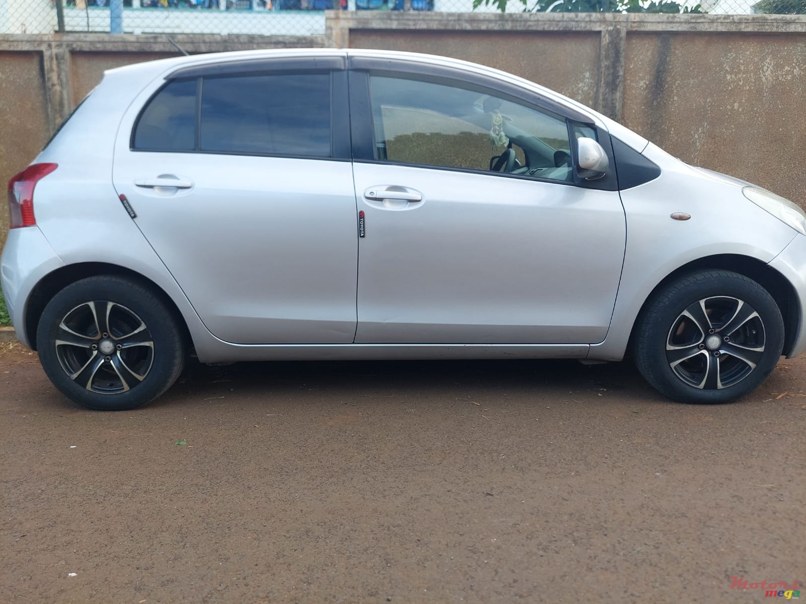 2005' Toyota Vitz photo #6