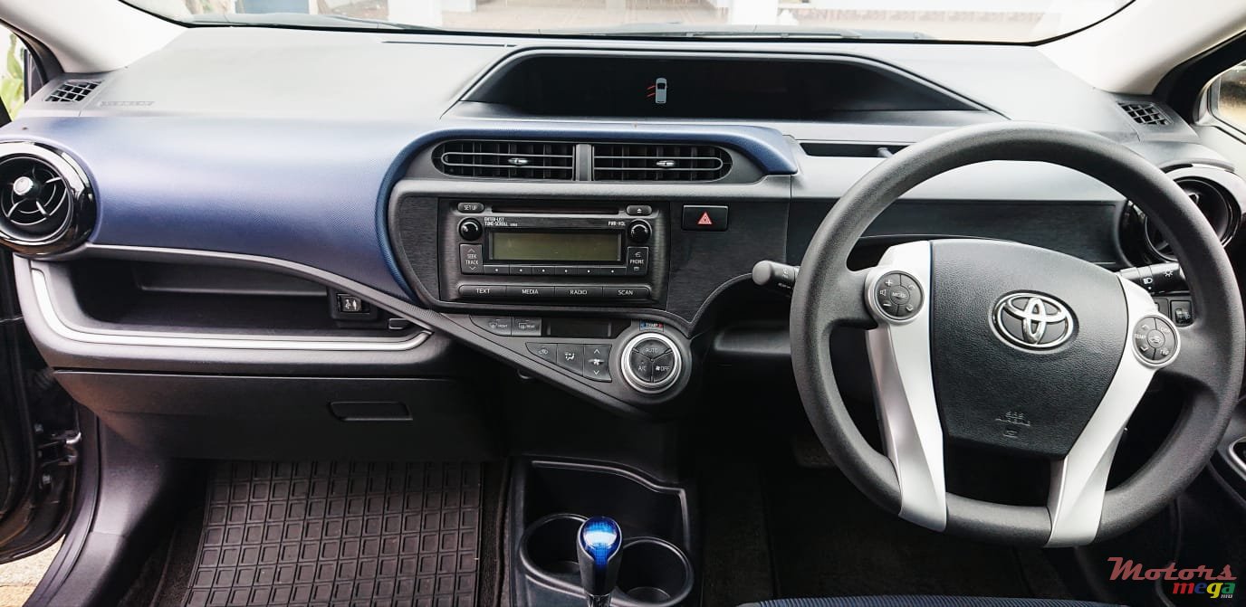 2017' Toyota Prius c photo #1