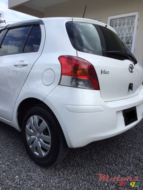 2009' Toyota Vitz photo #2