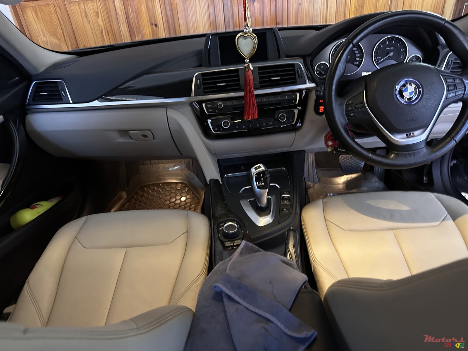 2018' BMW 3 Series Sedan Luxury Model photo #1