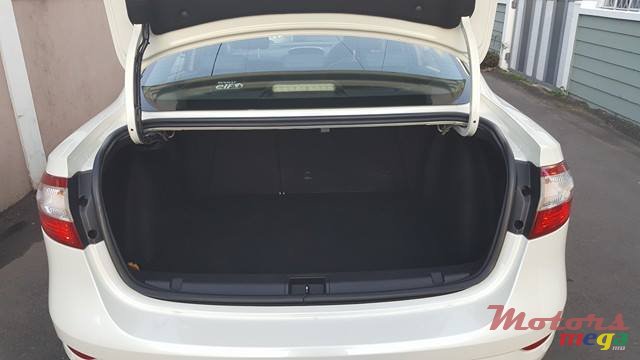 2011' Renault Fluence photo #7