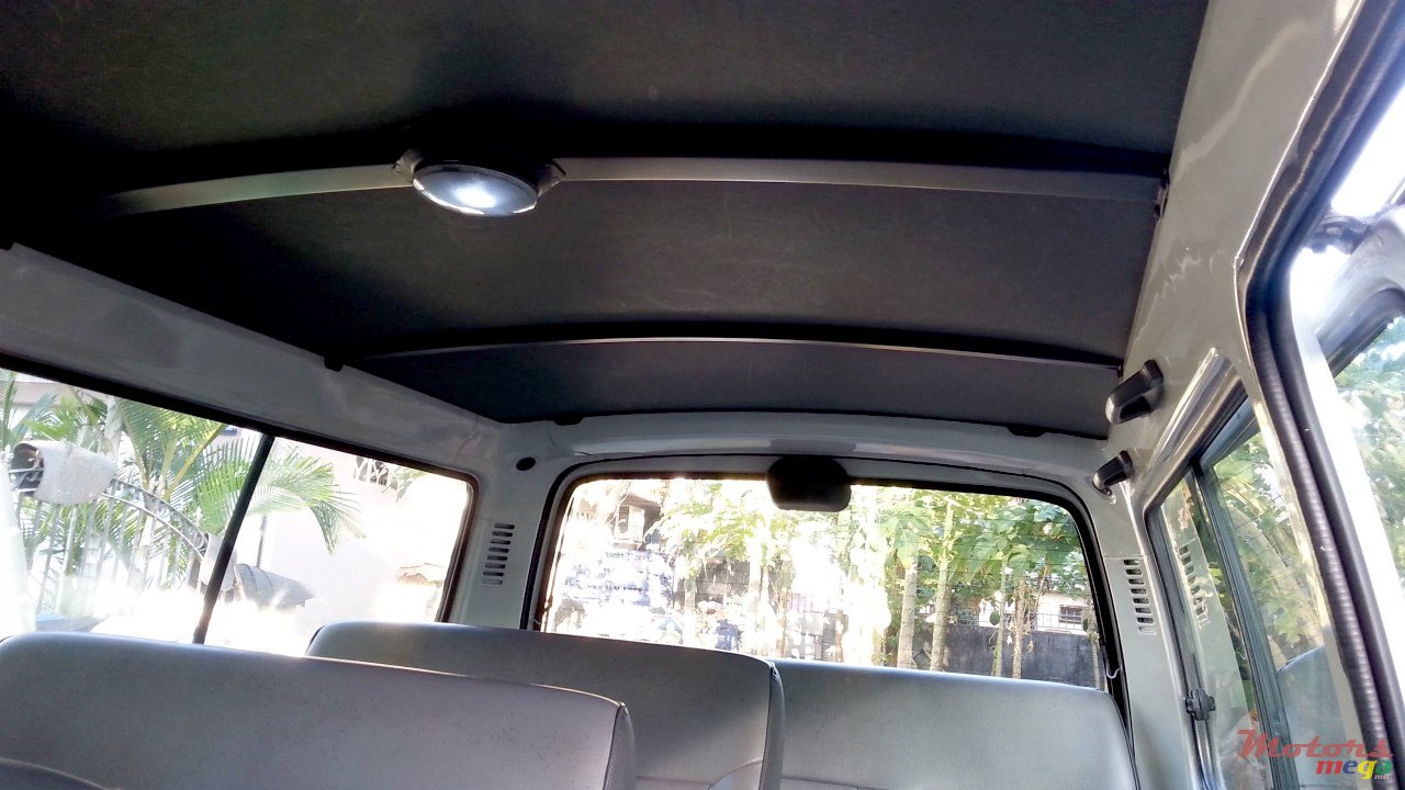 2000' Toyota HiAce photo #3