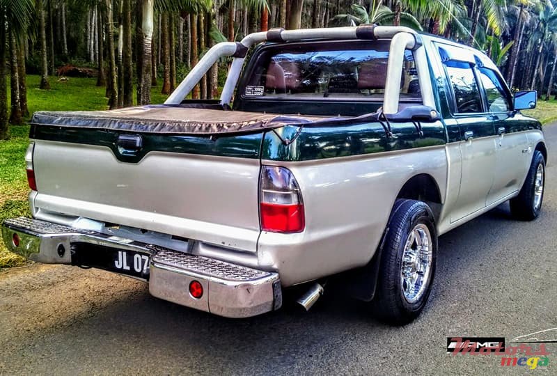 2007' Mitsubishi L200 Warrior 2.9D photo #3