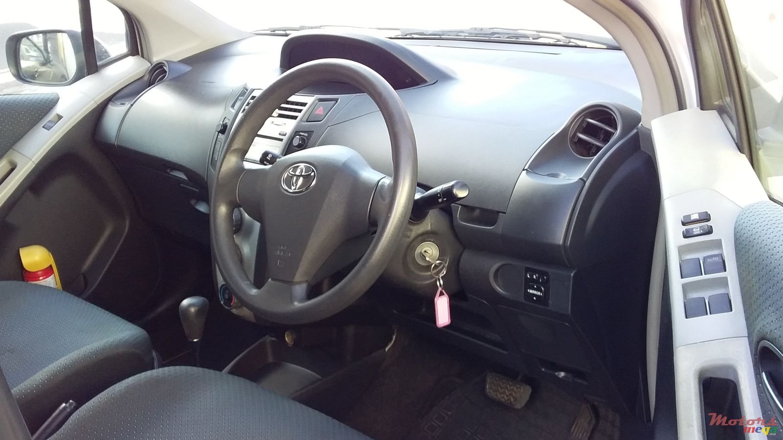 2005' Toyota Vitz photo #3