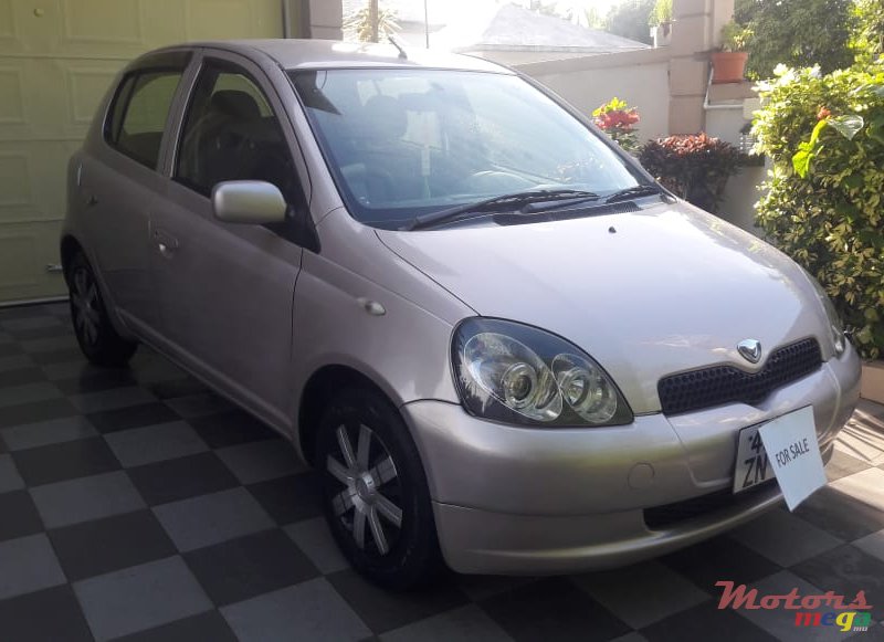 2001' Toyota Vitz photo #1