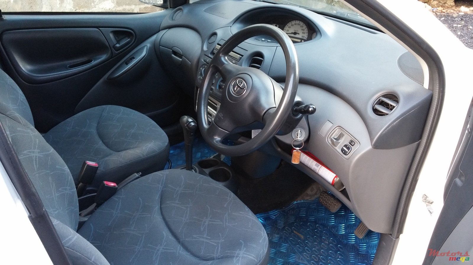 2004' Toyota Vitz photo #3