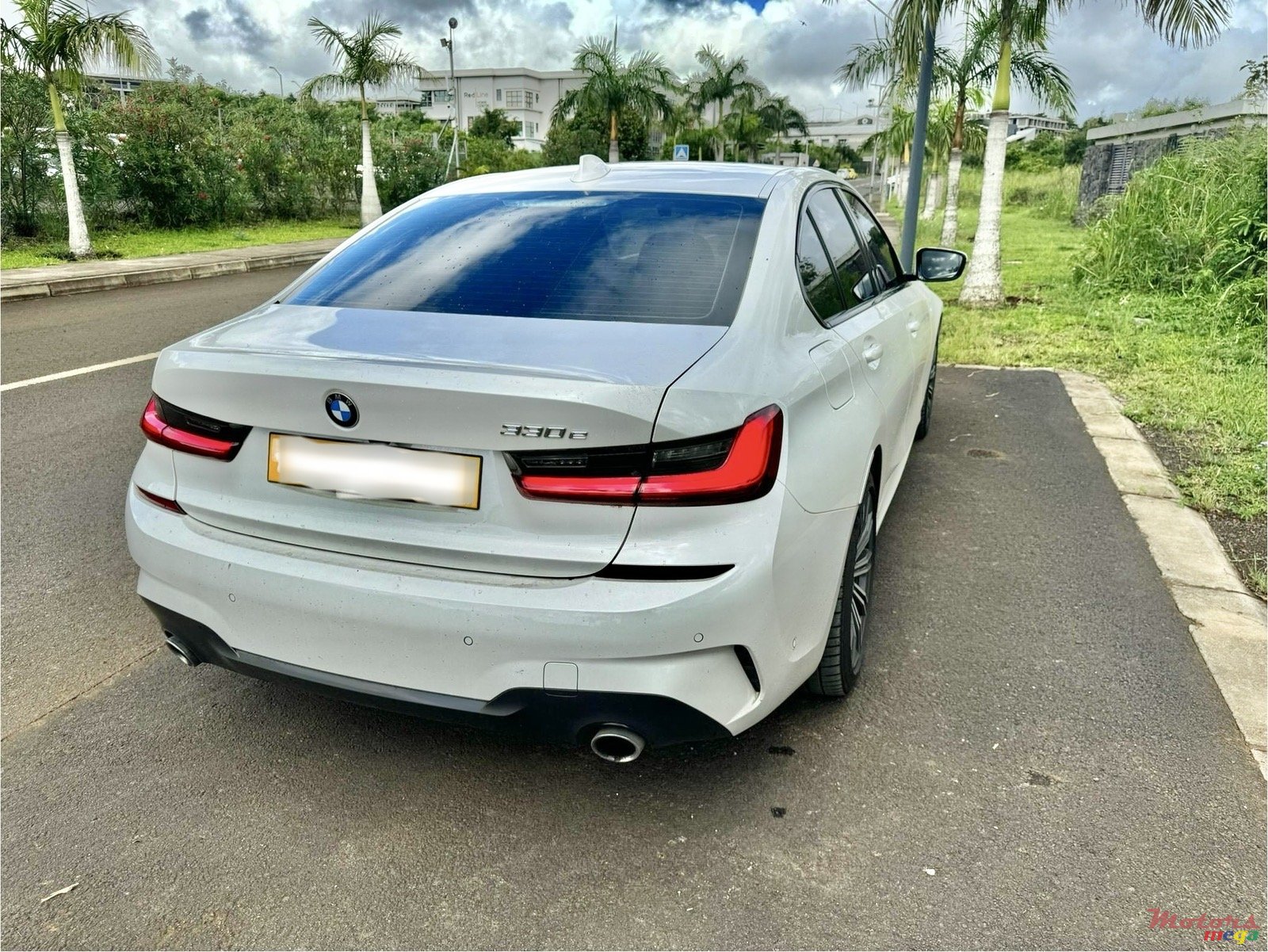 2019' BMW 330 330e photo #2