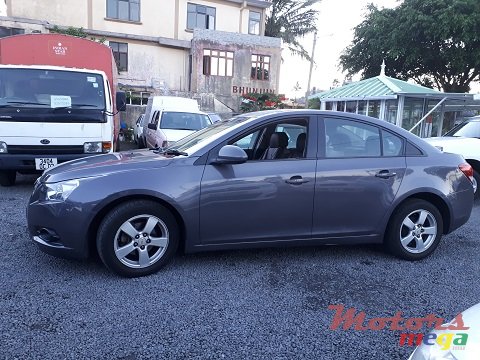 2011' Chevrolet Cruze photo #3