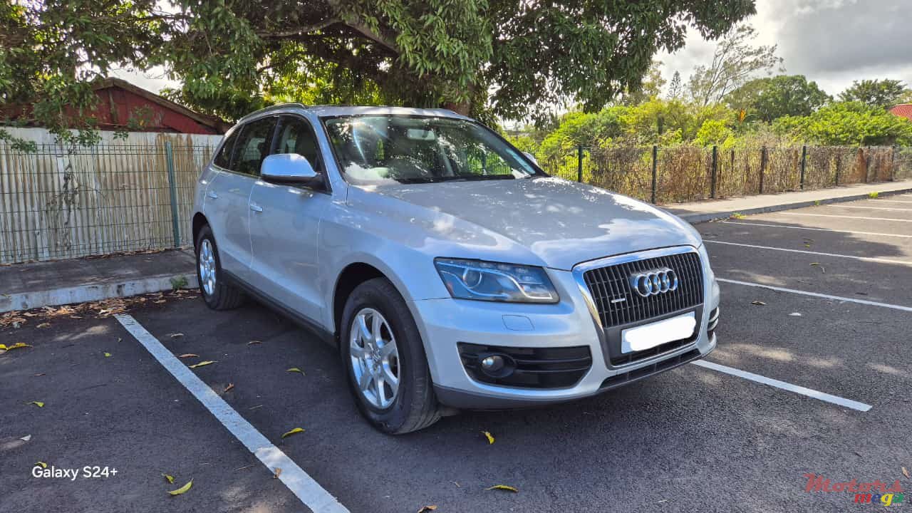 2011' Audi Q5 Quattro photo #1