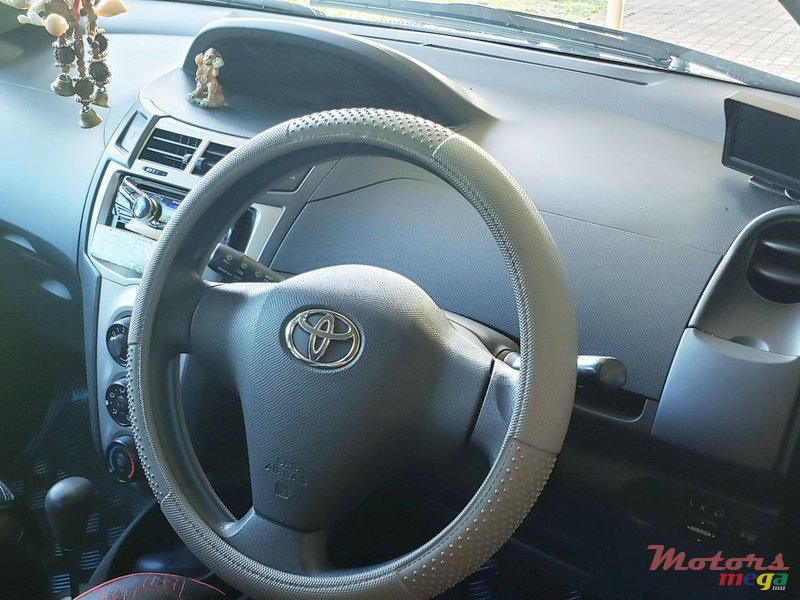 2009' Toyota Vitz photo #4