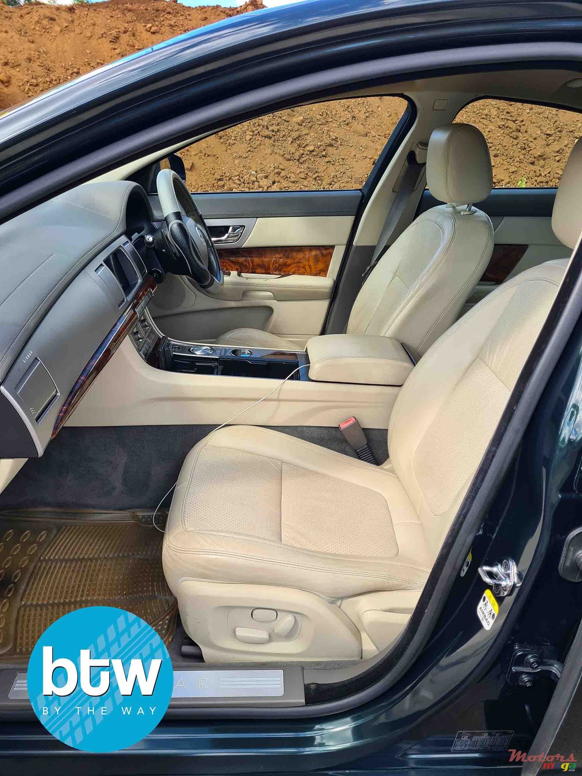 2010' Jaguar XF photo #4