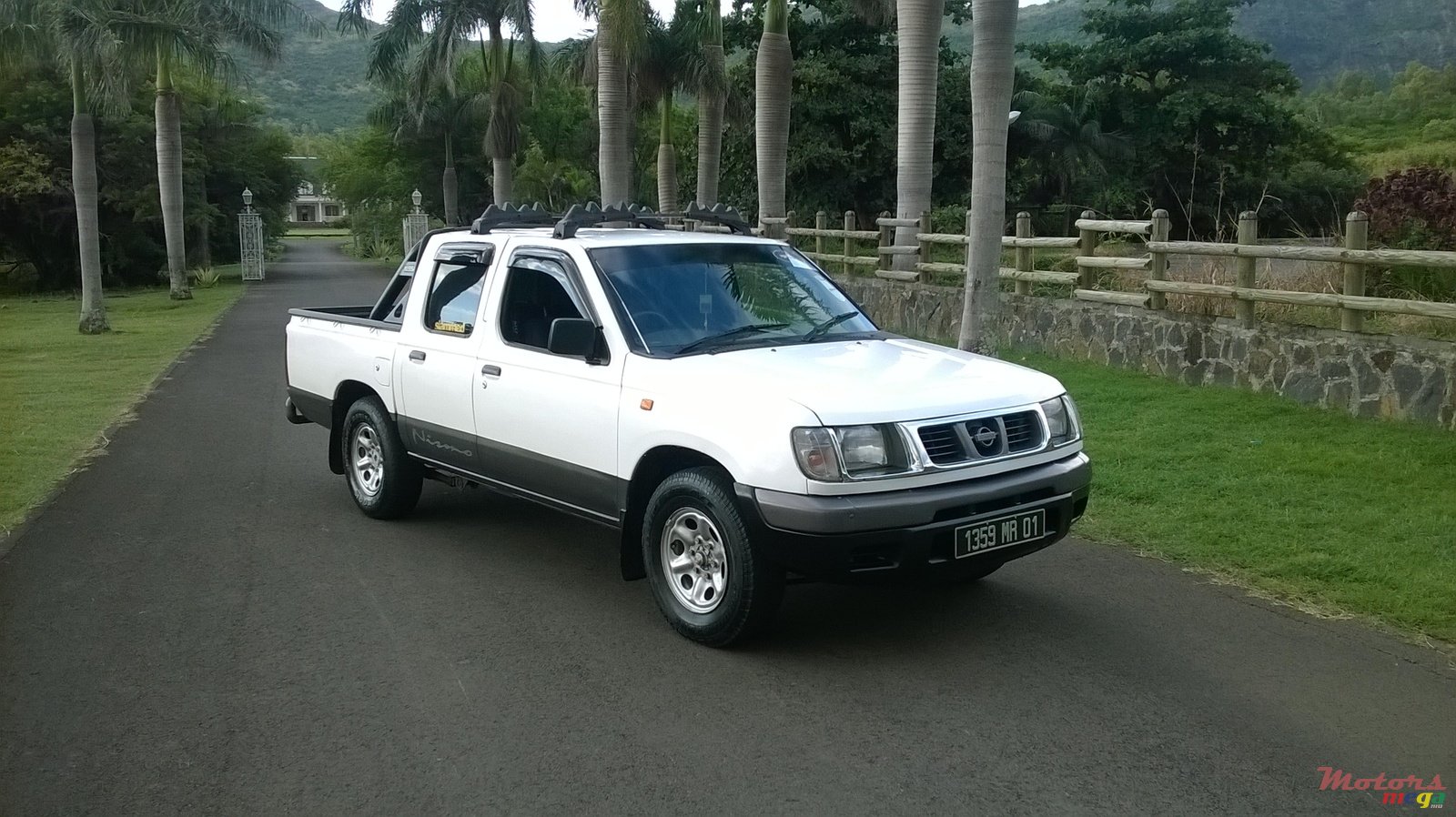 2001' Nissan Hardbody photo #1