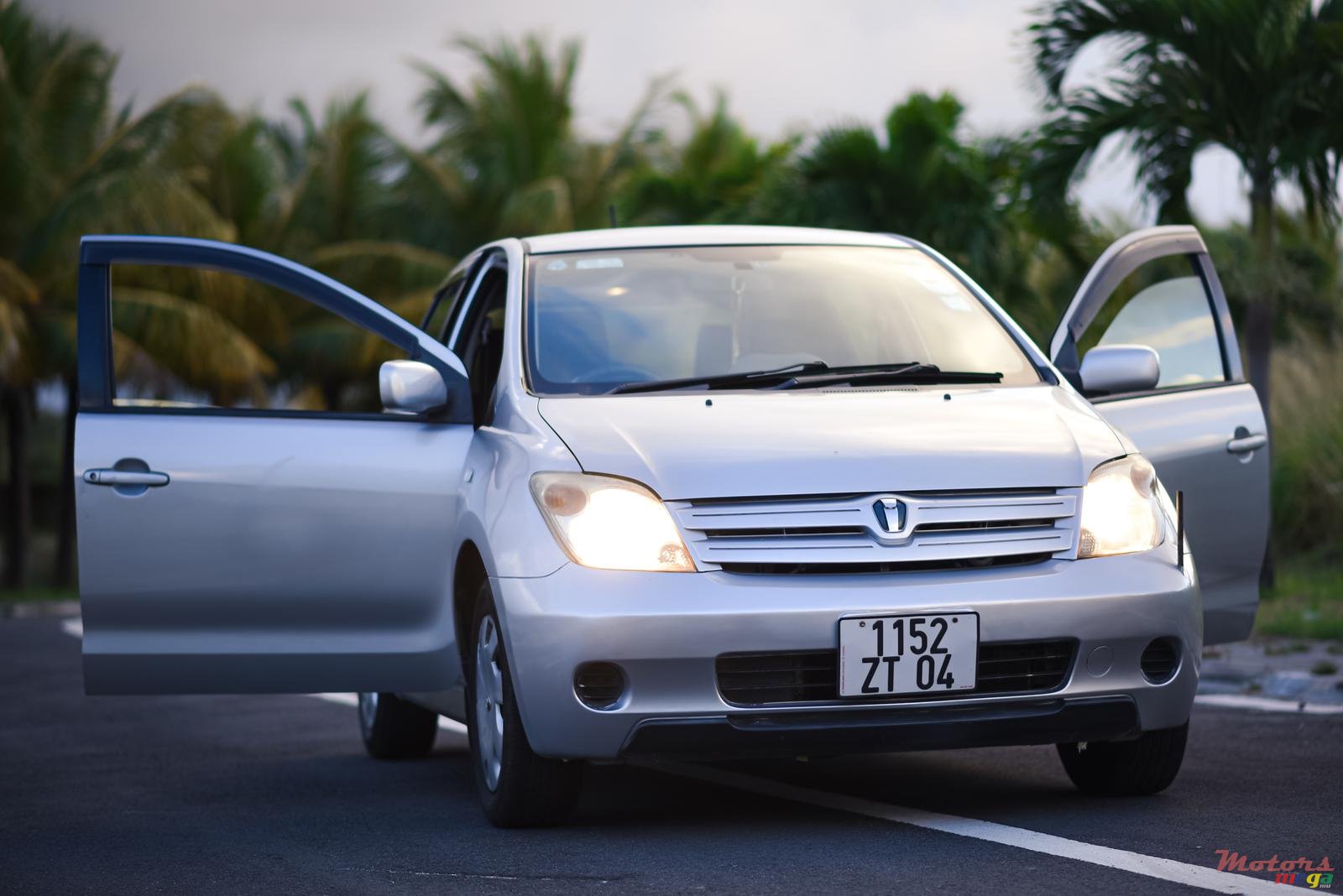 2004' Toyota Ist photo #1