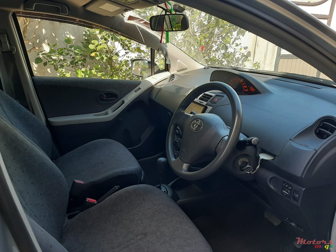 2010' Toyota Vitz photo #6