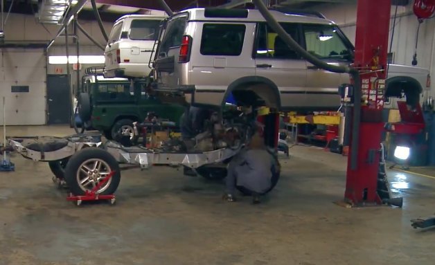 Watch this Land Rover Discovery Get Its Frame Swapped in Four Minutes