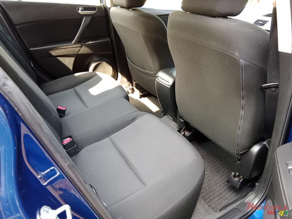 2011' Mazda Axela 1.5l Automatic photo #5