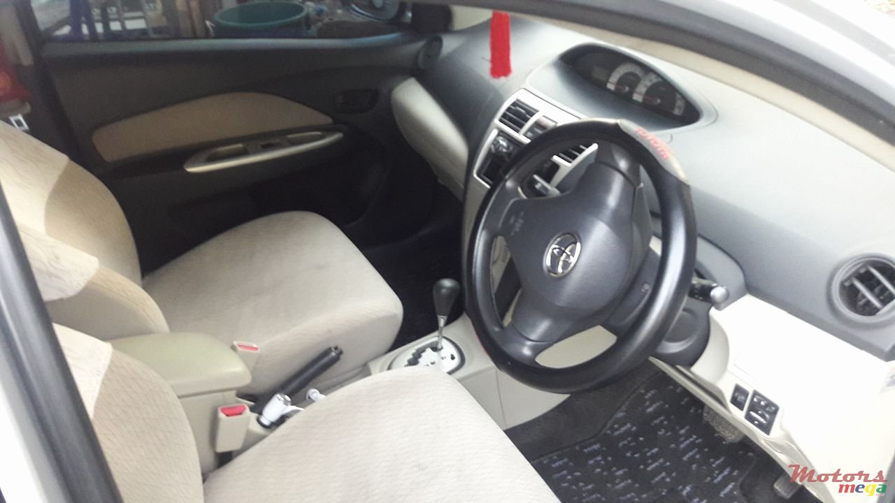 2005' Toyota Belta photo #3