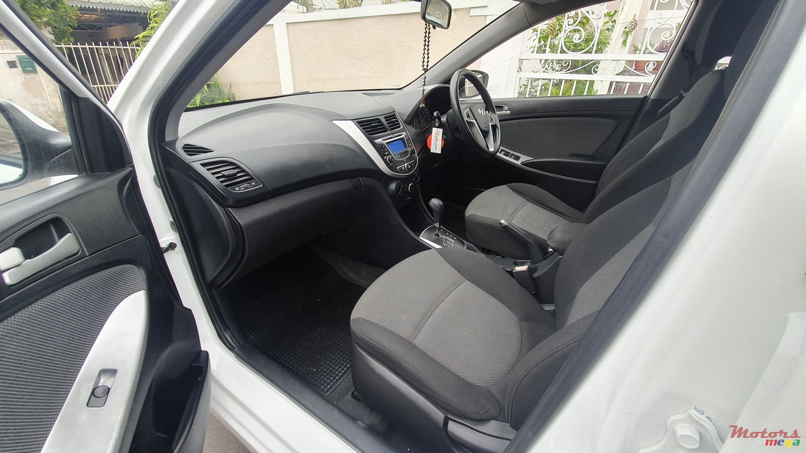 2011' Hyundai Accent photo #3