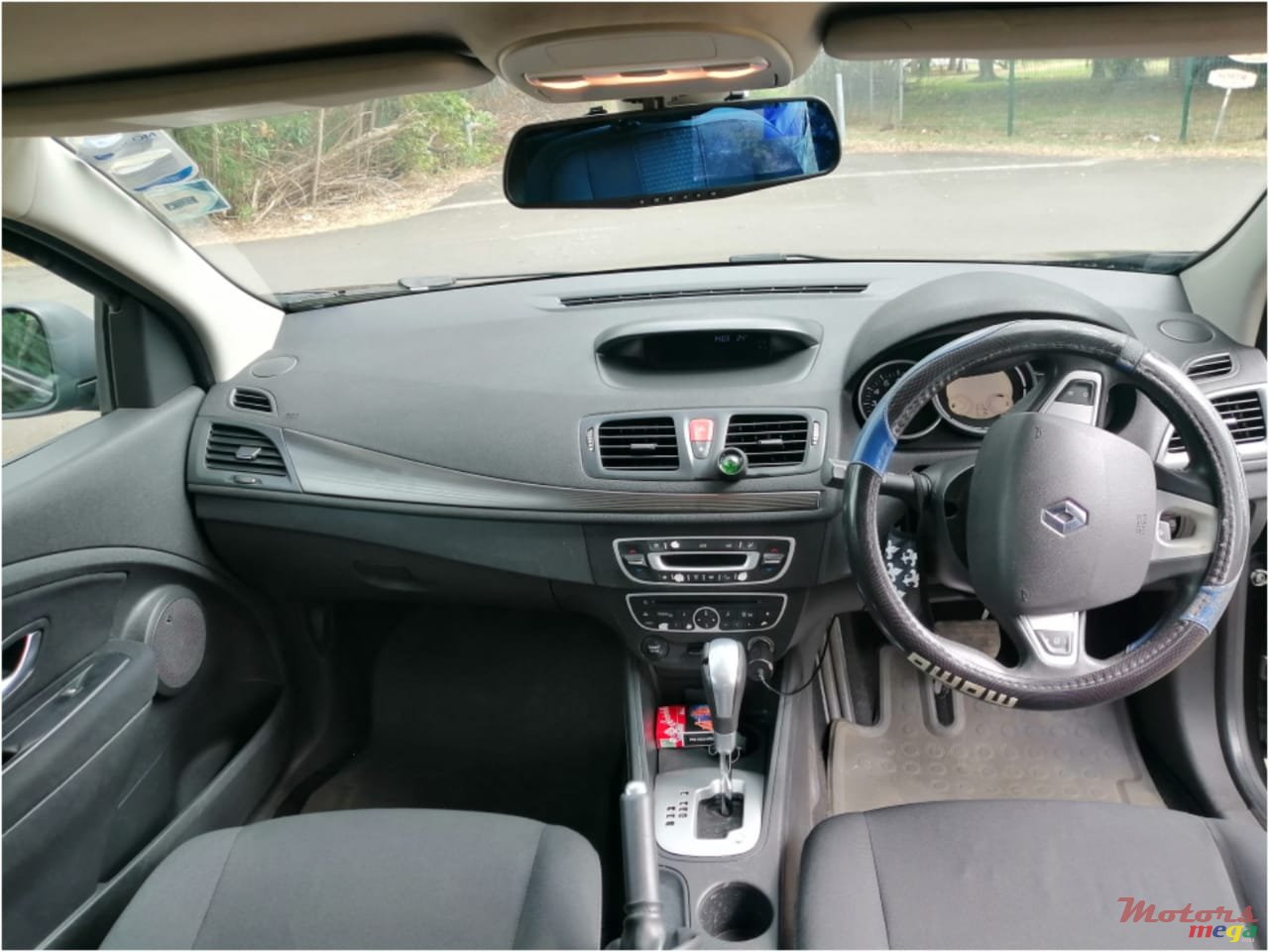2011' Renault Megane photo #7