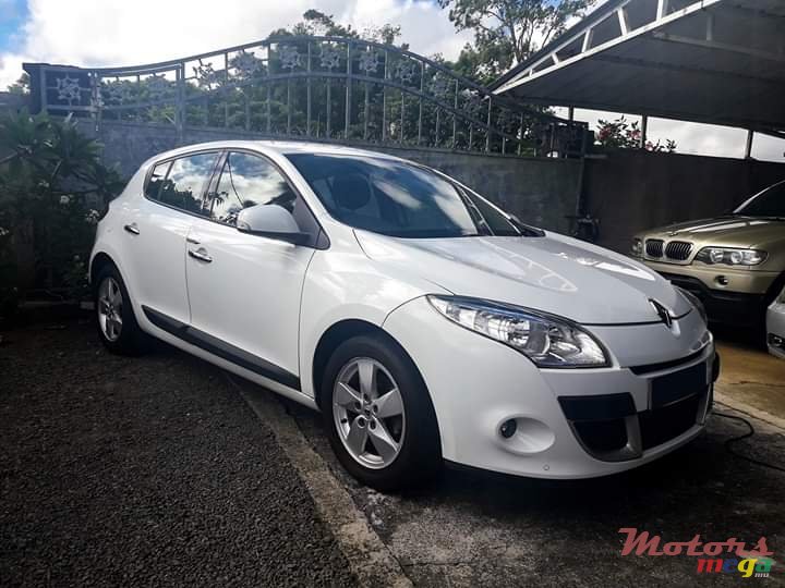 2011' Renault Megane photo #1