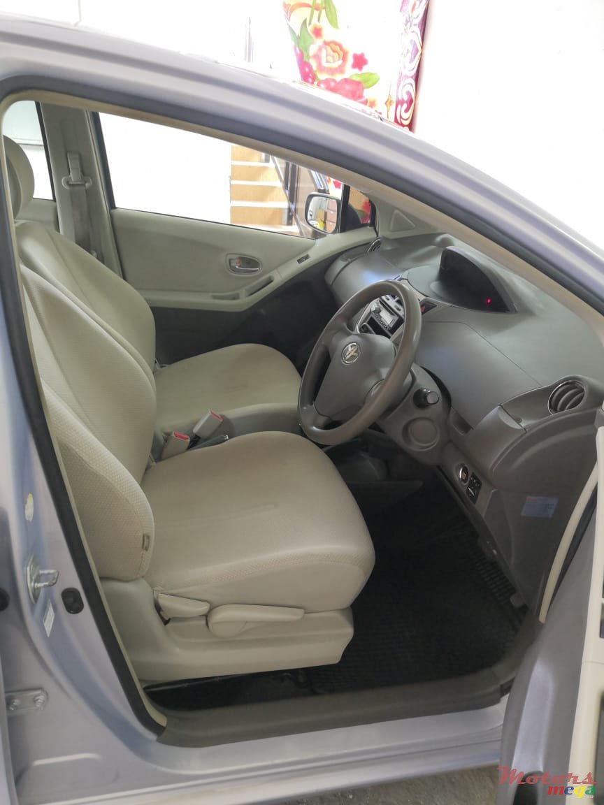 2010' Toyota Vitz 1000cc photo #3