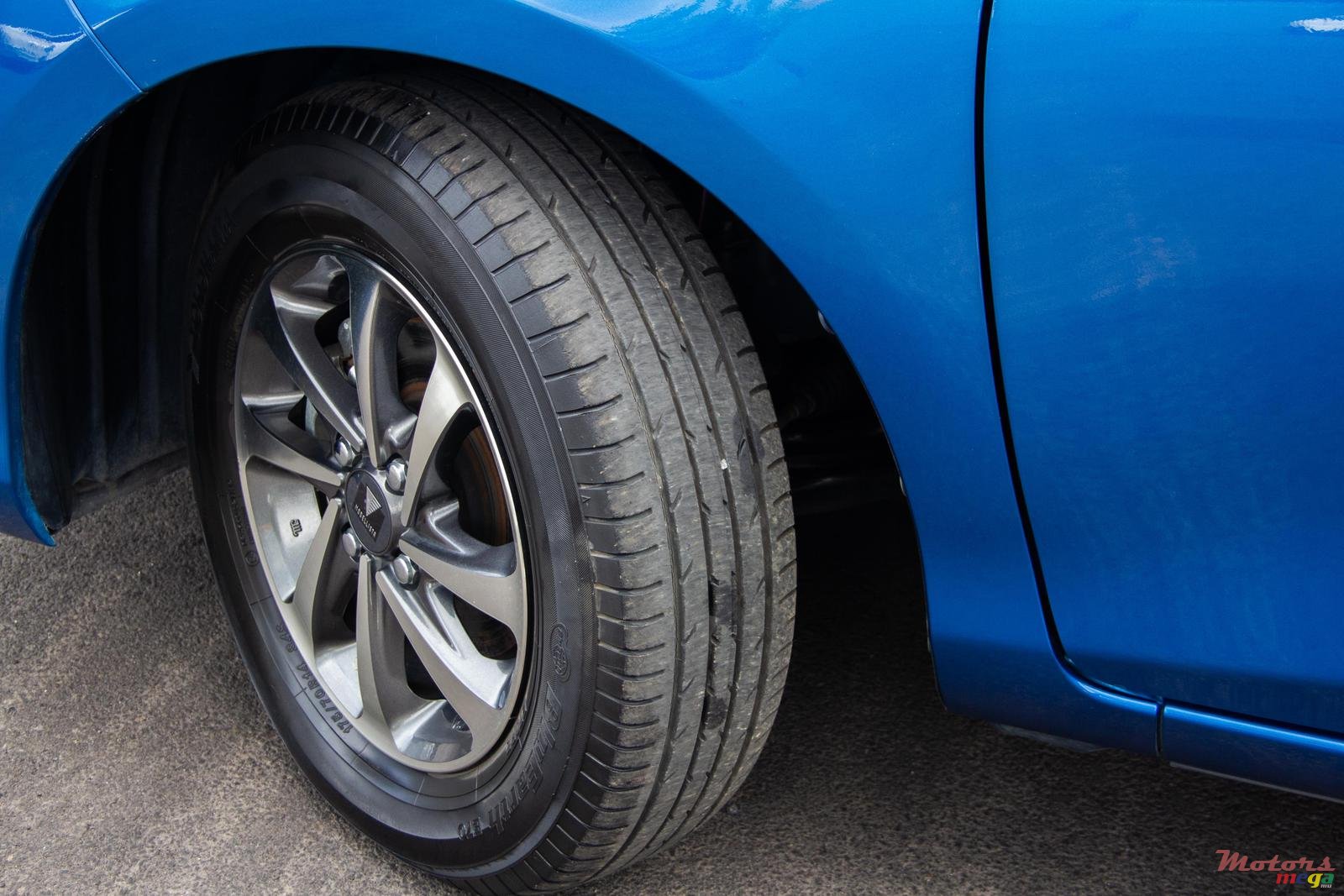 2016' Toyota Vitz photo #2