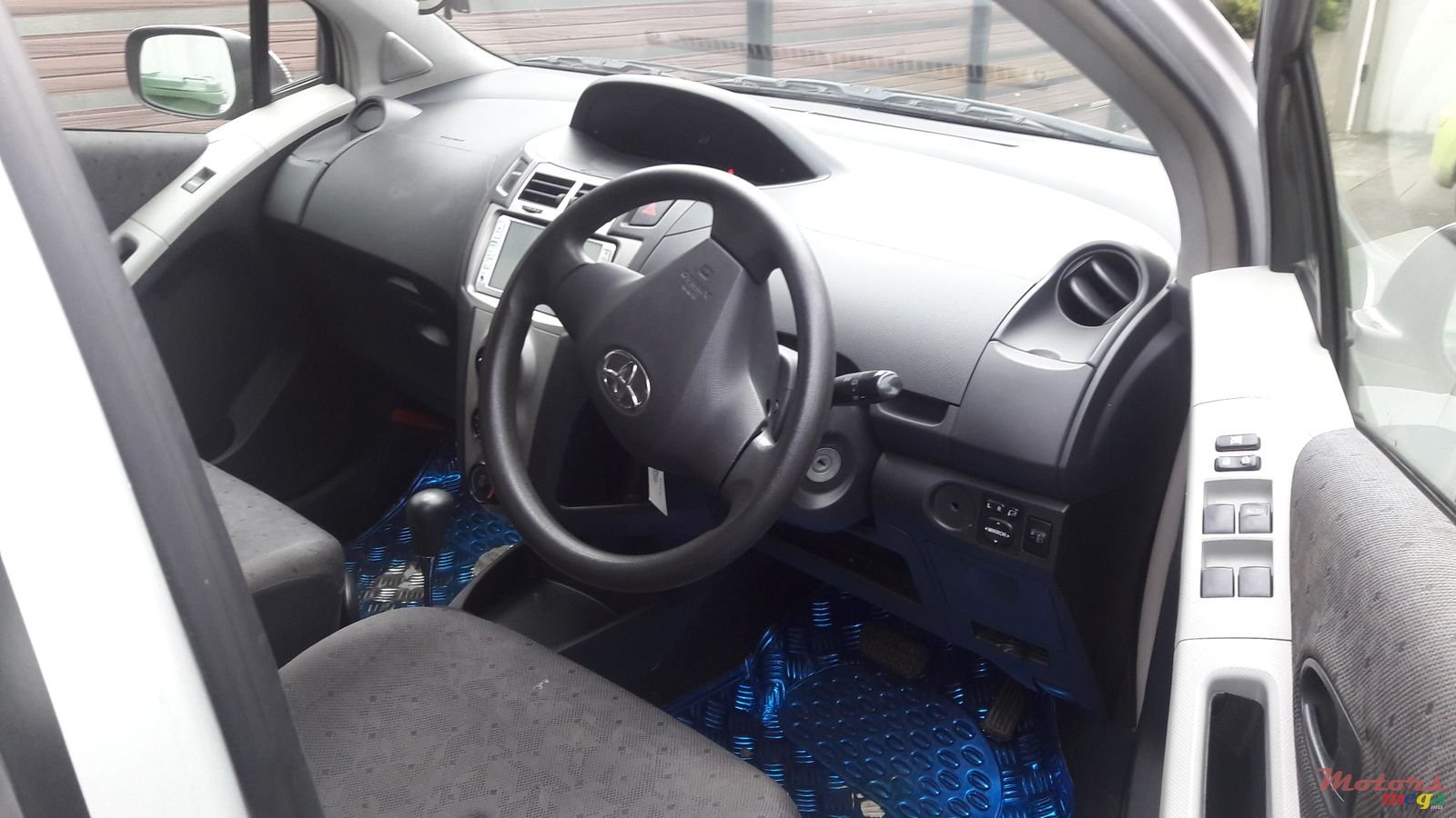 2008' Toyota Vitz photo #4