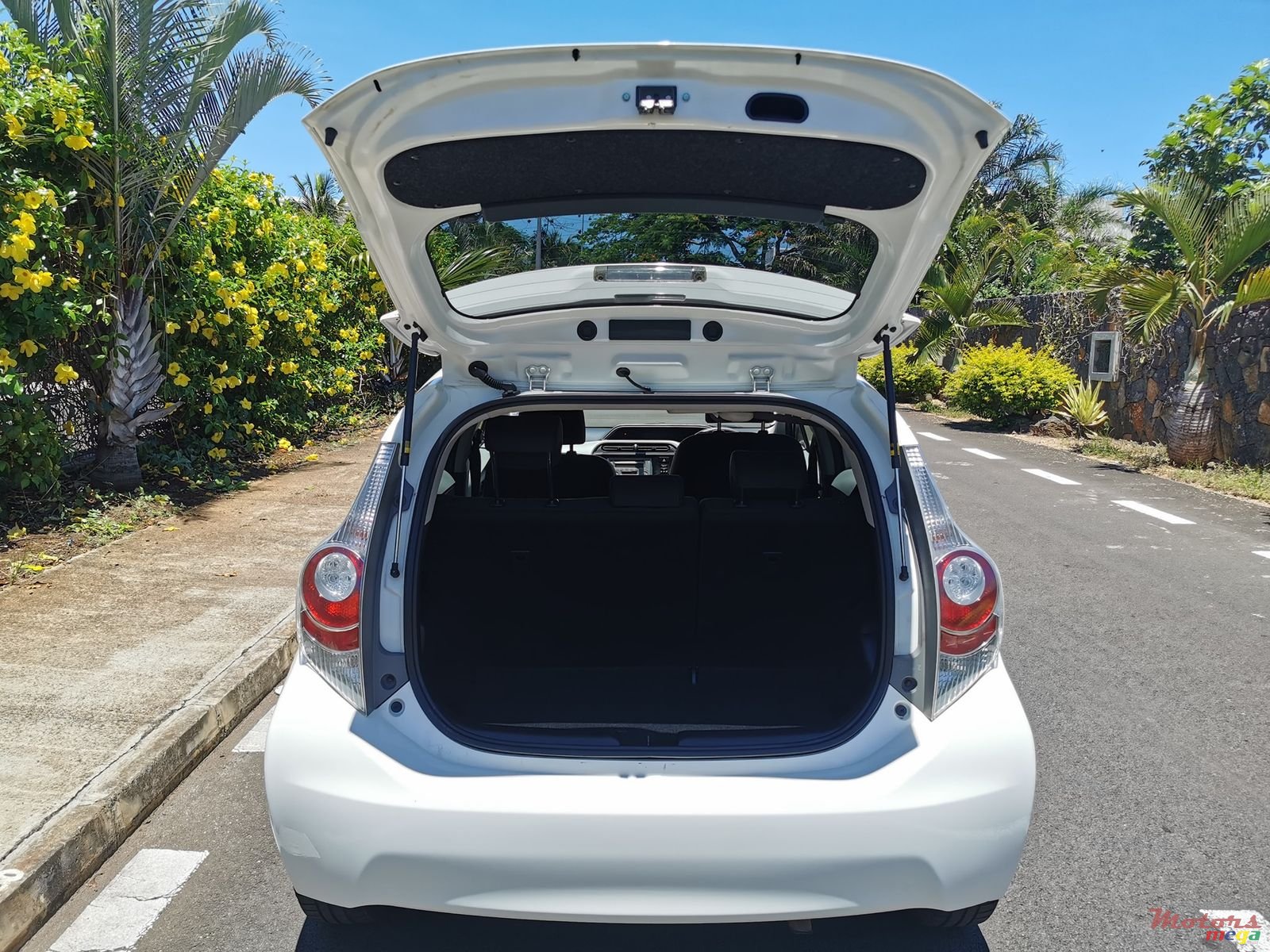 2012' Toyota Aqua photo #6