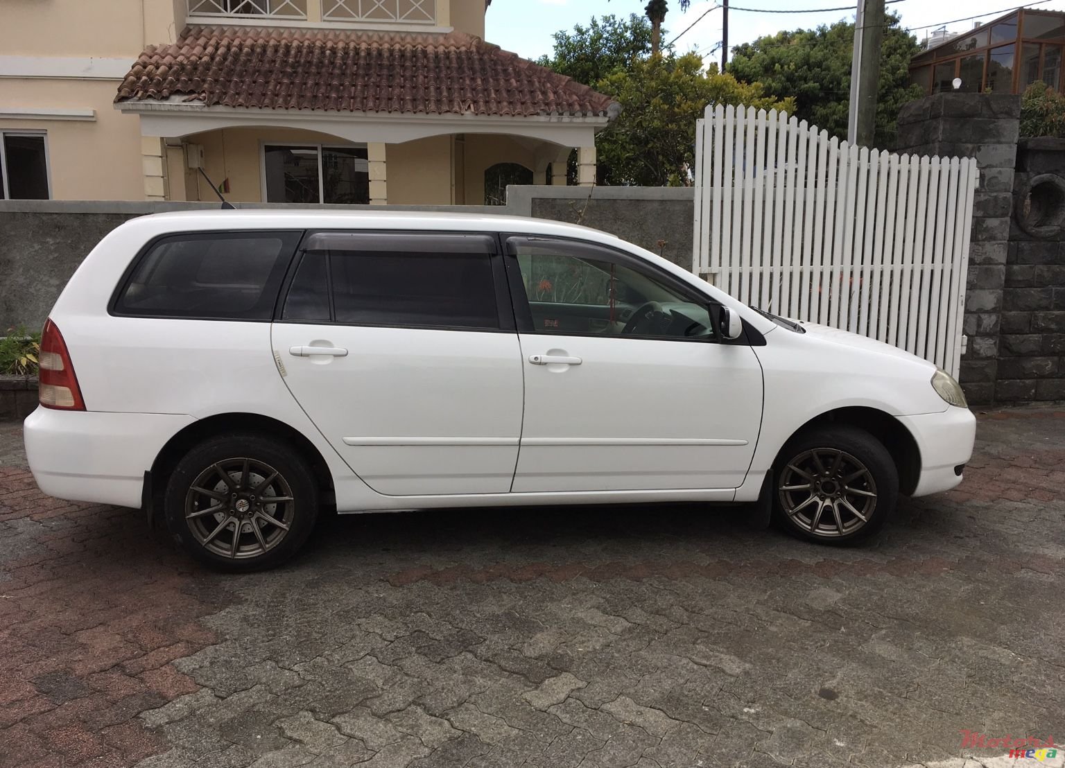 2002' Toyota photo #1