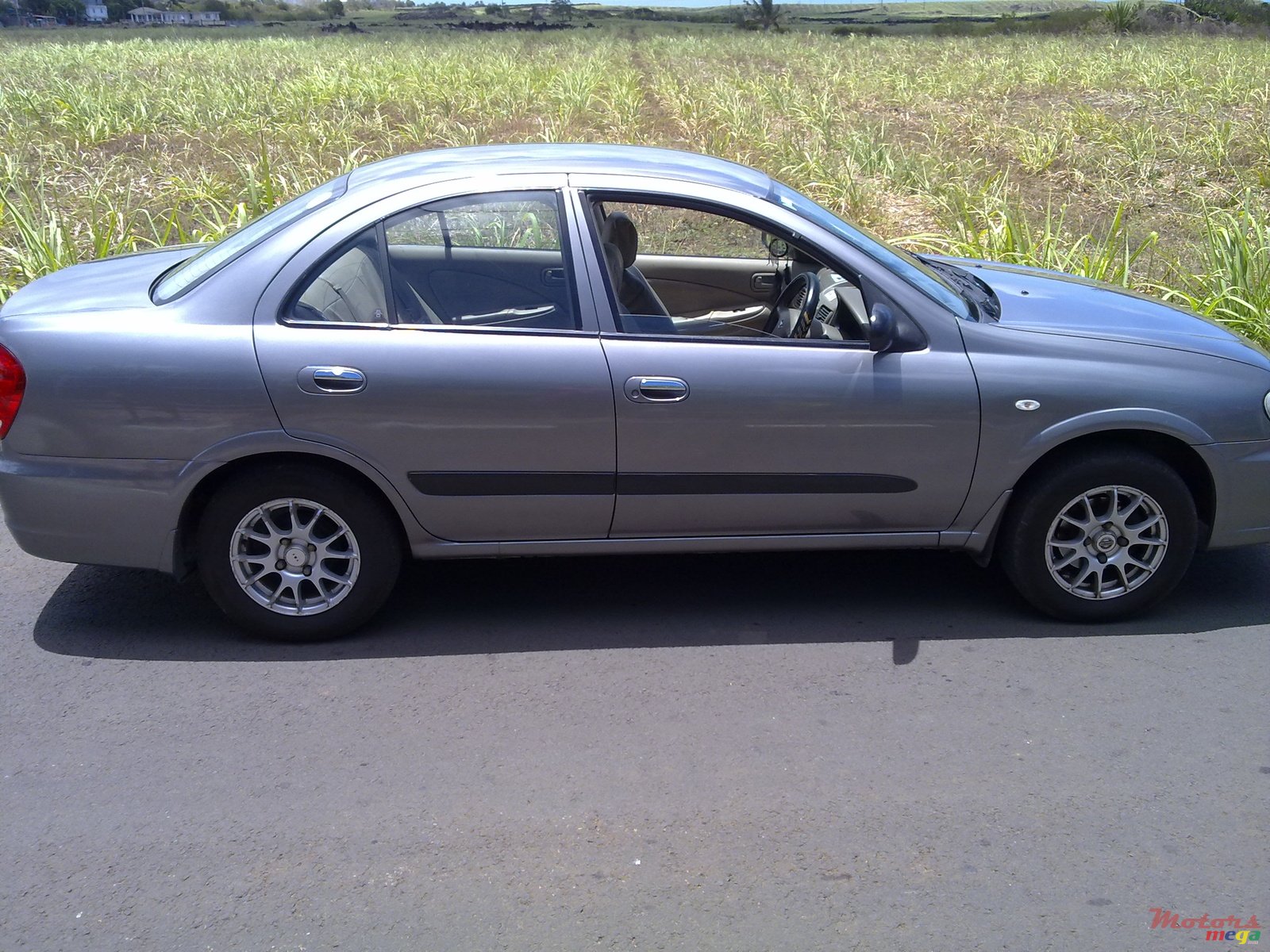 2011' Nissan photo #1