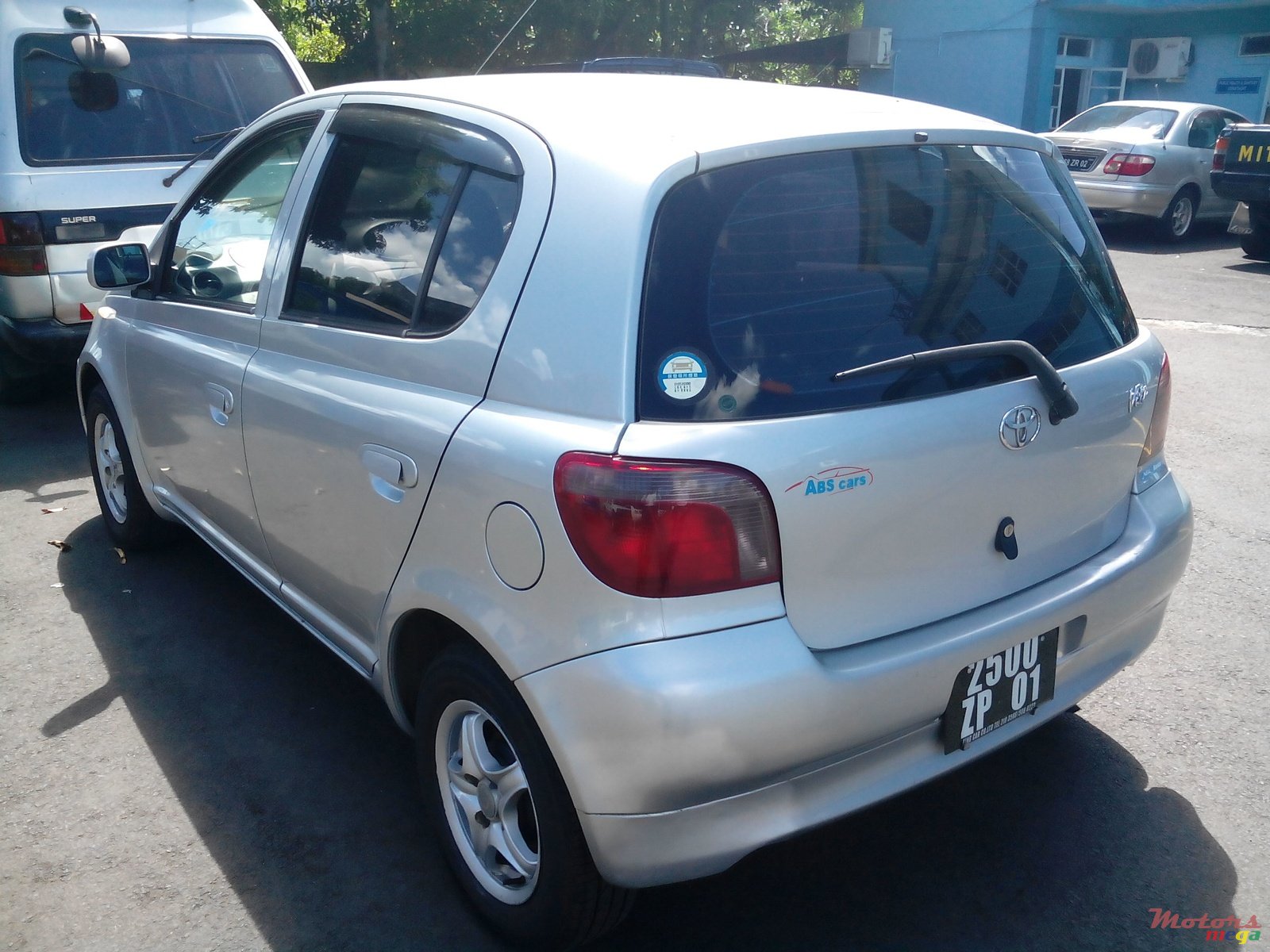 2001' Toyota Vitz photo #1