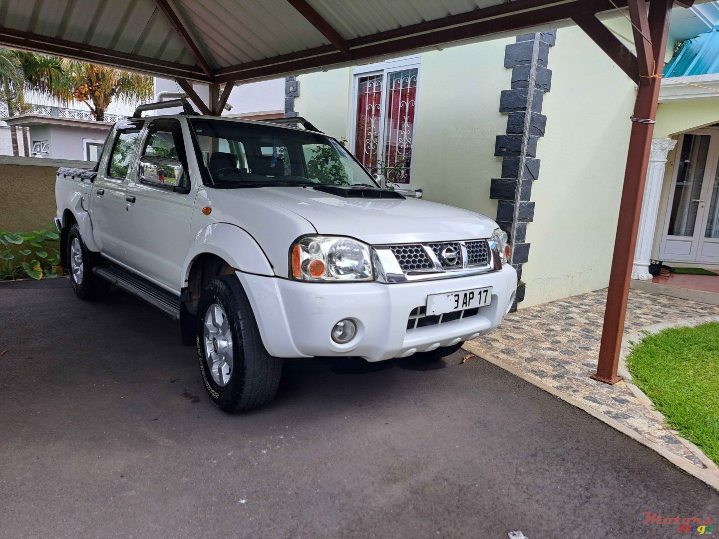 2017' Nissan NV300 photo #1