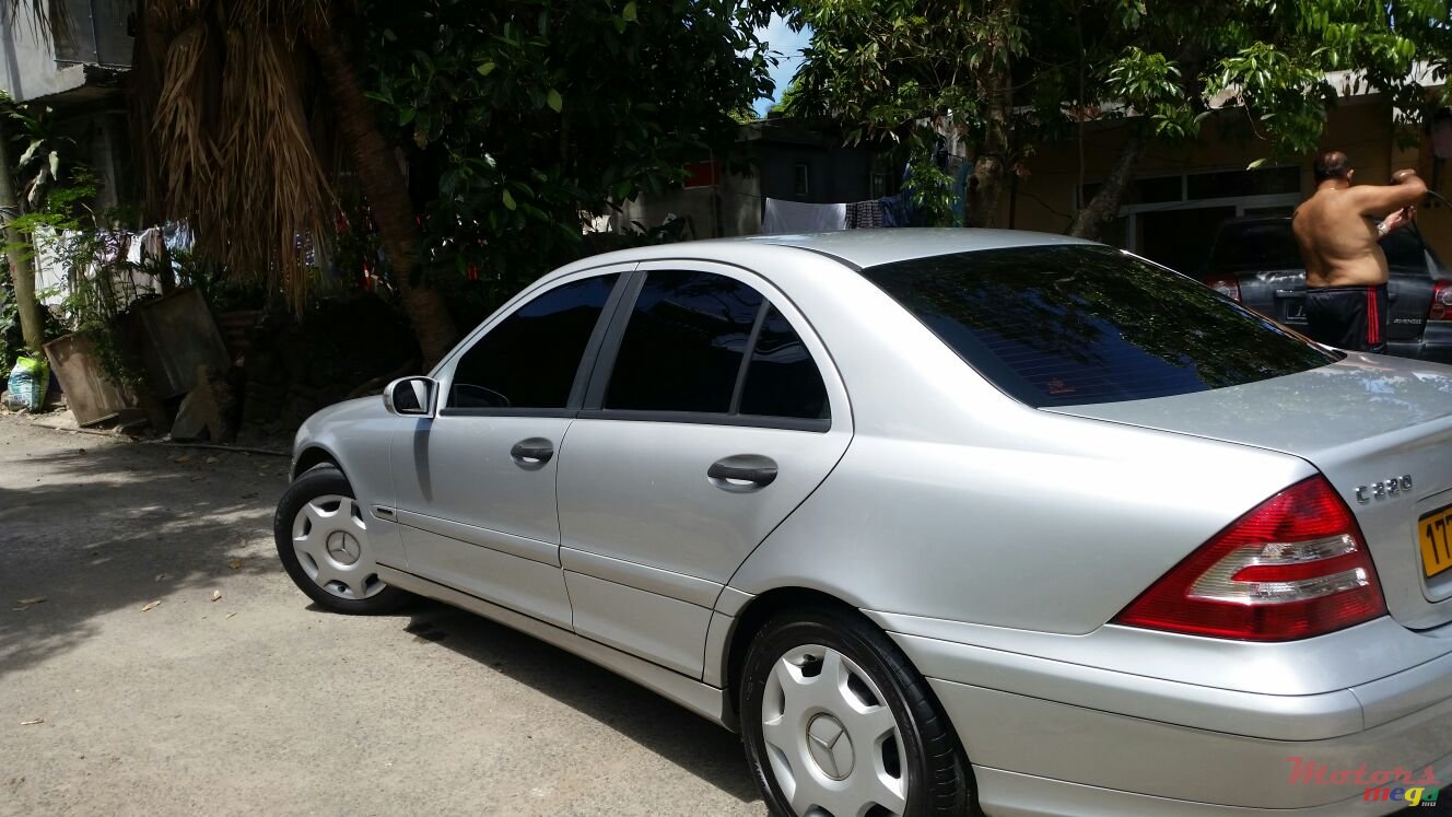 2005' Mercedes-Benz 220 C220 CDI photo #3