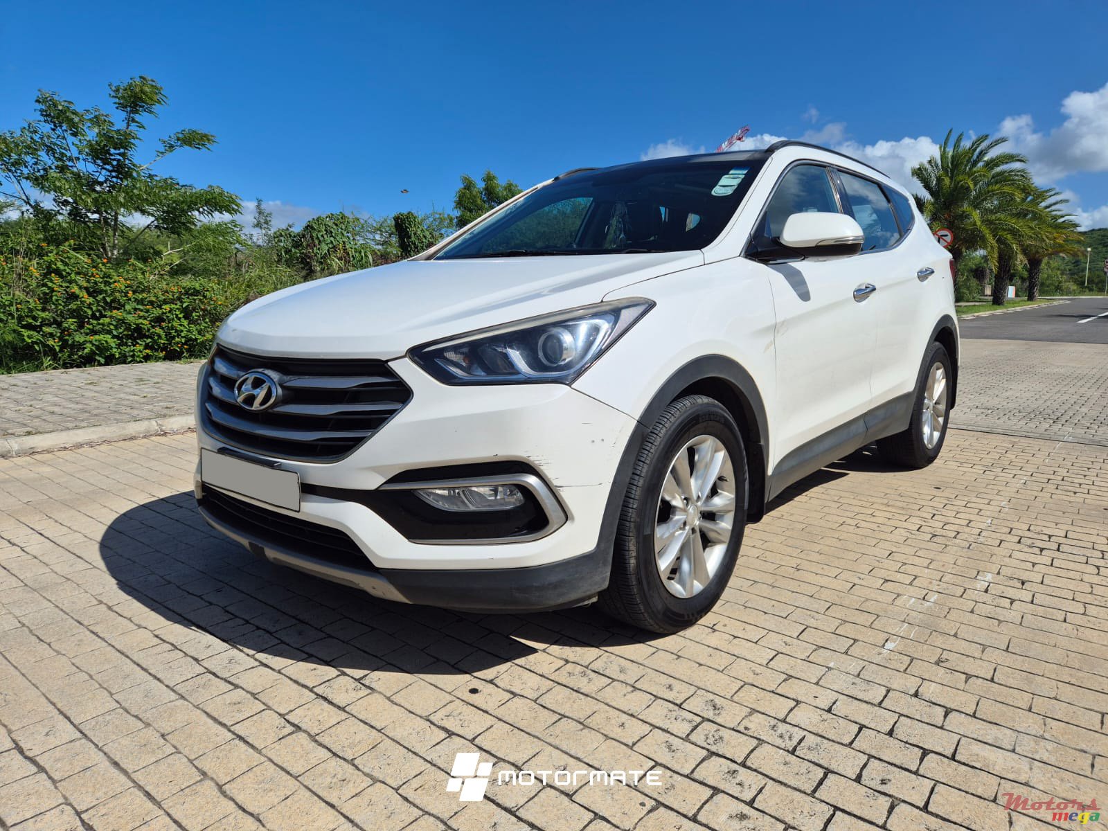 2016' Hyundai Santa Fe AWD photo #2