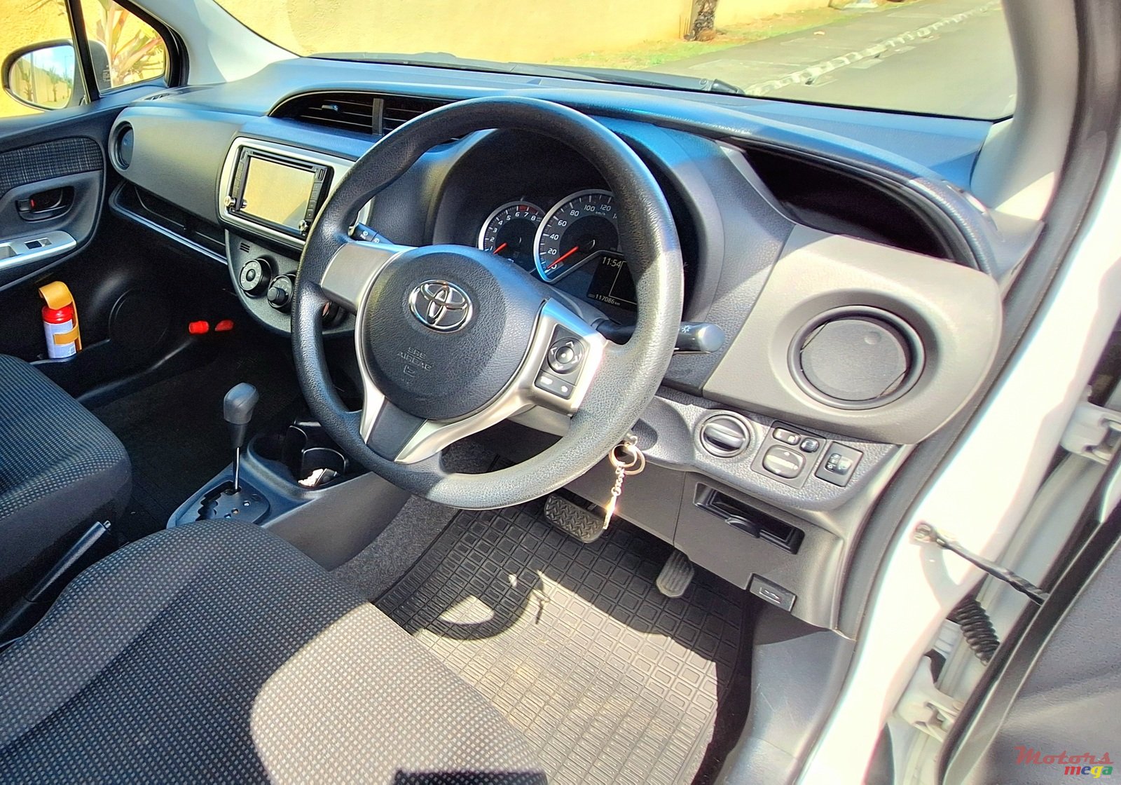 2015' Toyota Vitz photo #3