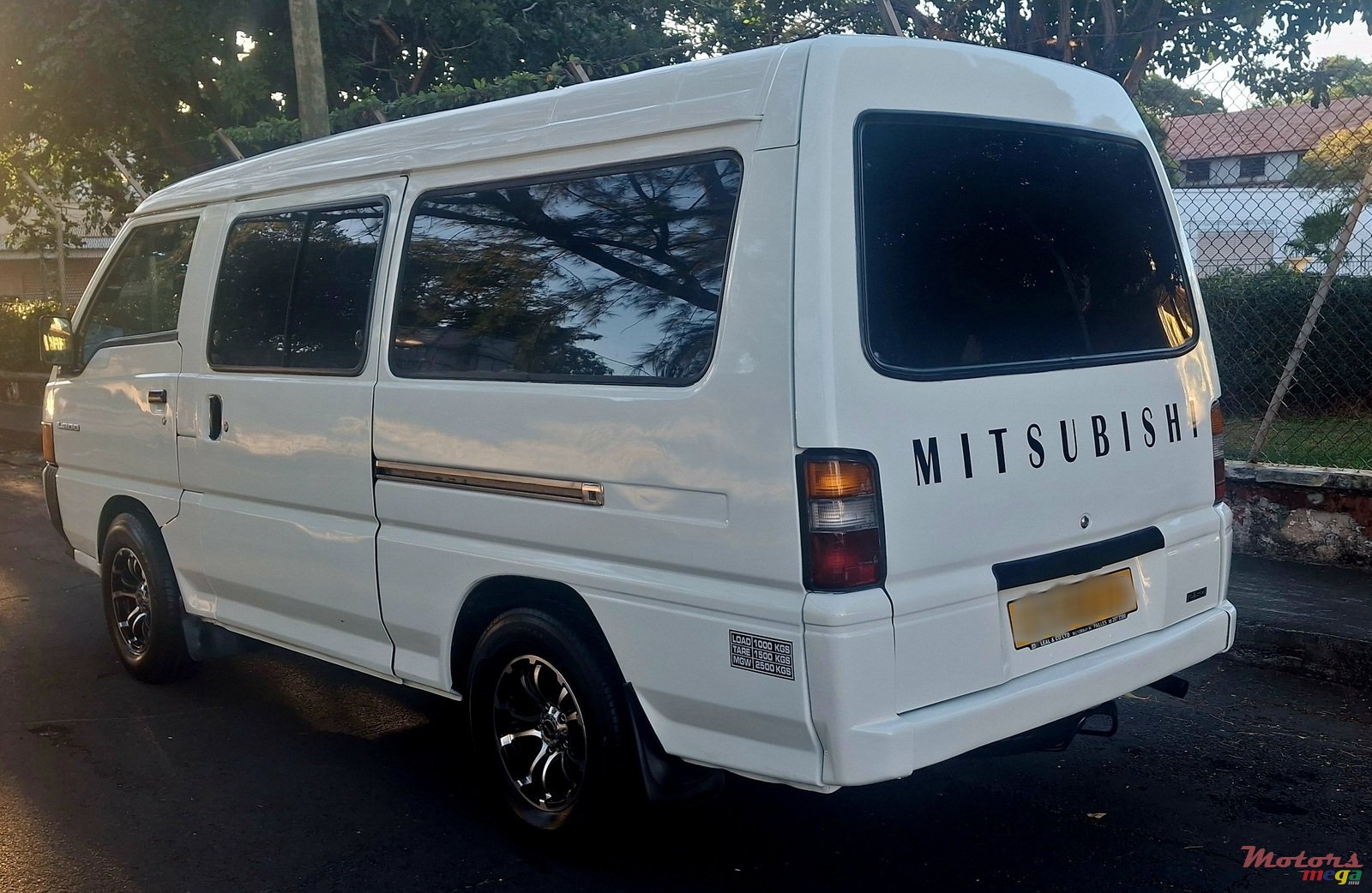 2010' Mitsubishi L300 photo #3