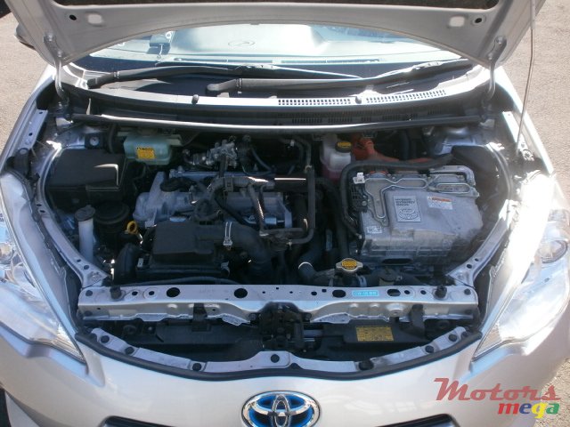 2014' Toyota Prius v Aqua photo #4