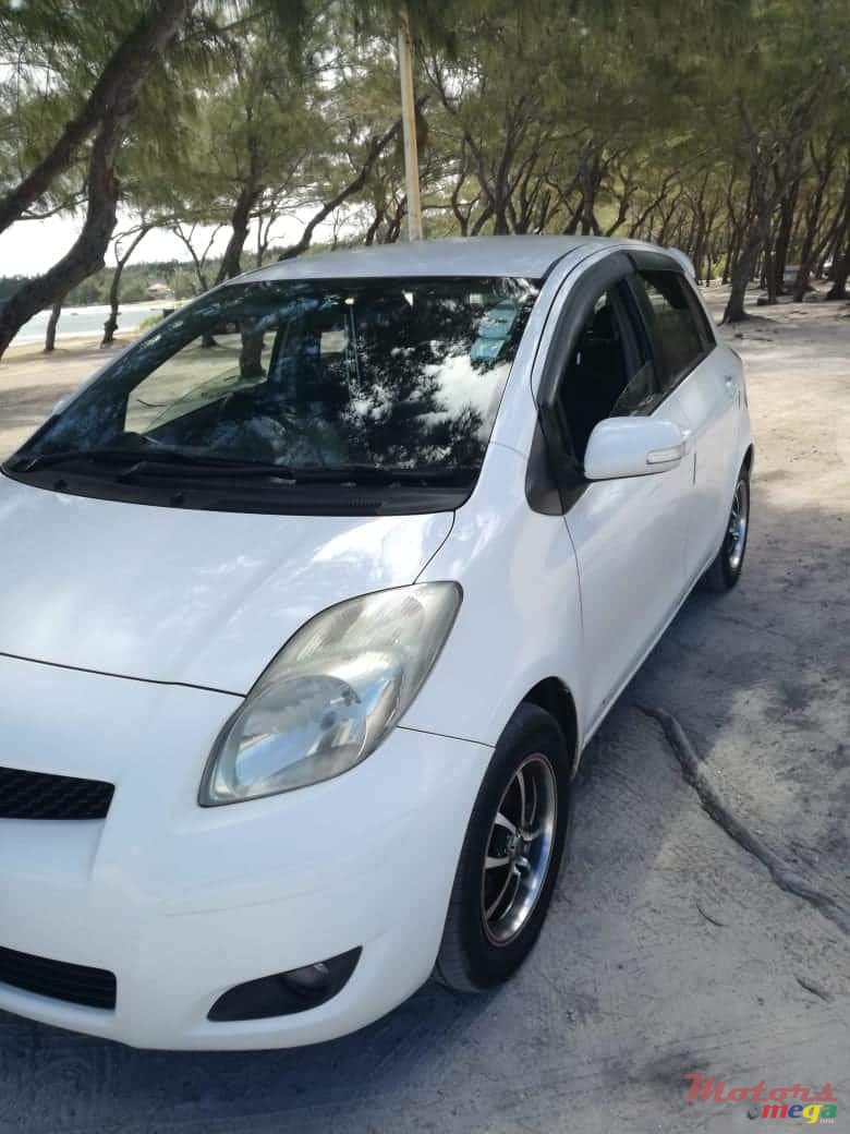 2008' Toyota Vitz photo #3