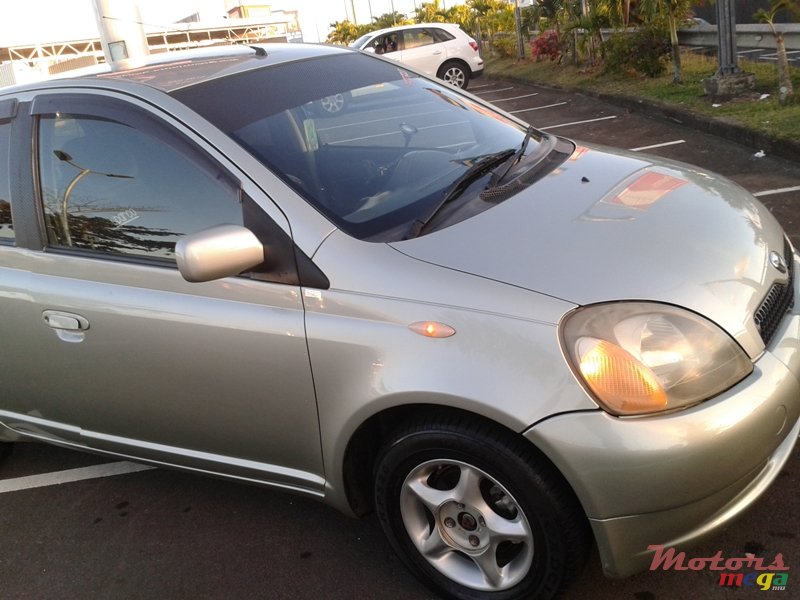 2001' Toyota Vitz photo #2