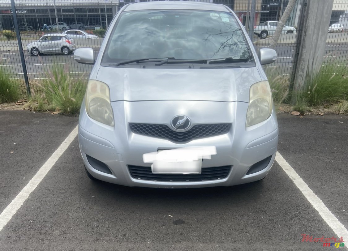 2007' Toyota Vitz photo #1