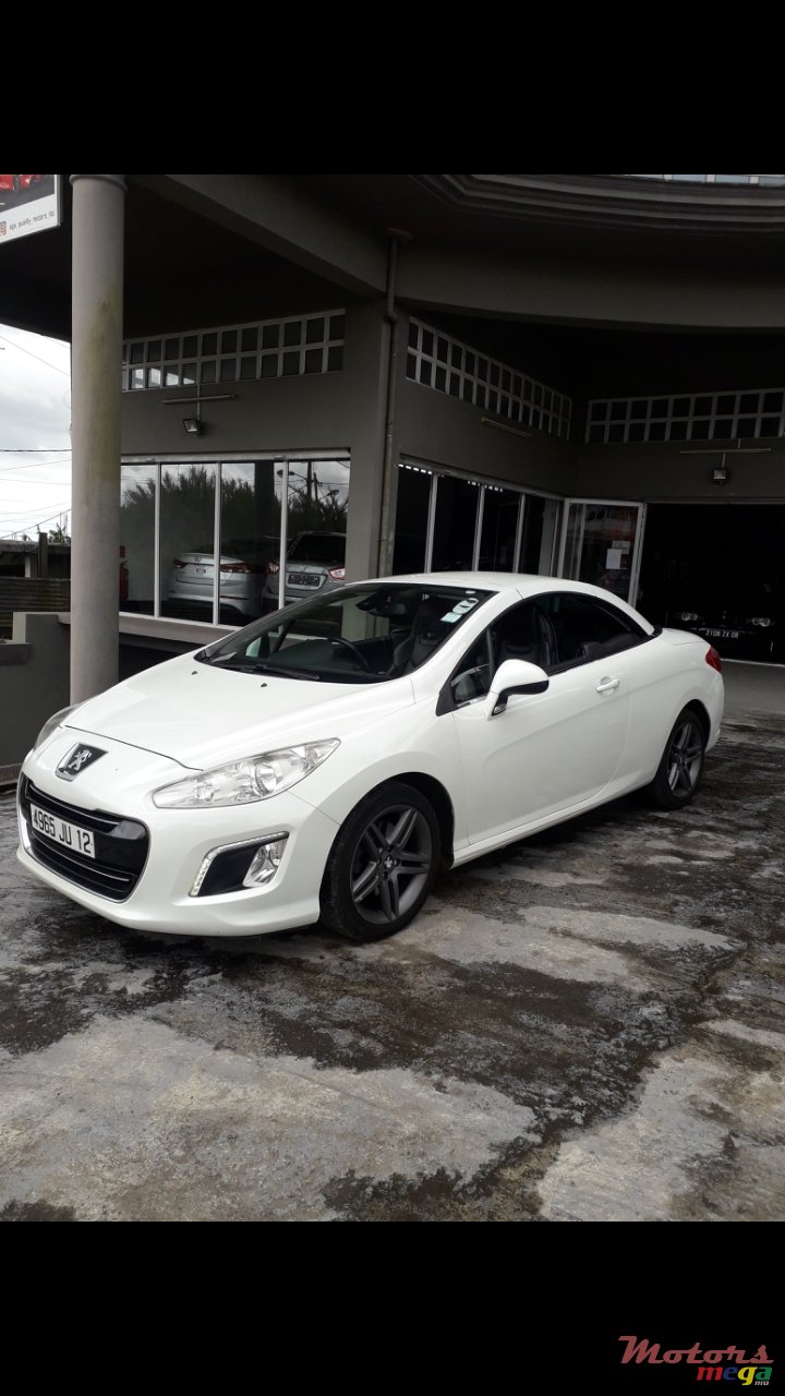 2012' Peugeot 308 Convertible photo #3