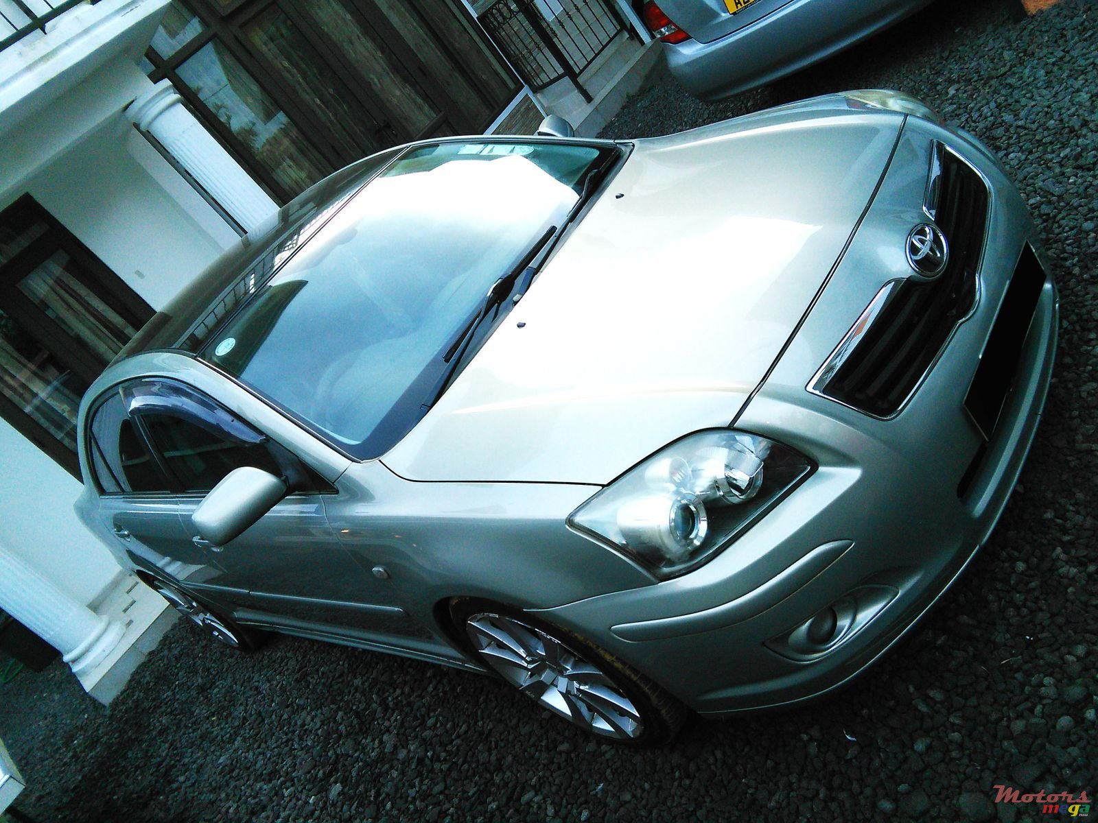 2005' Toyota Avensis photo #1