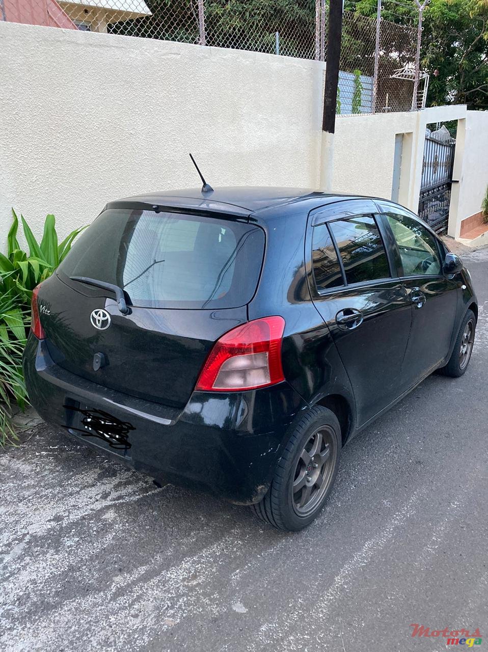 2005' Toyota Vitz photo #2